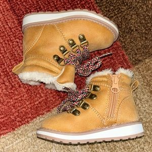 Size 5 in toddler boots .